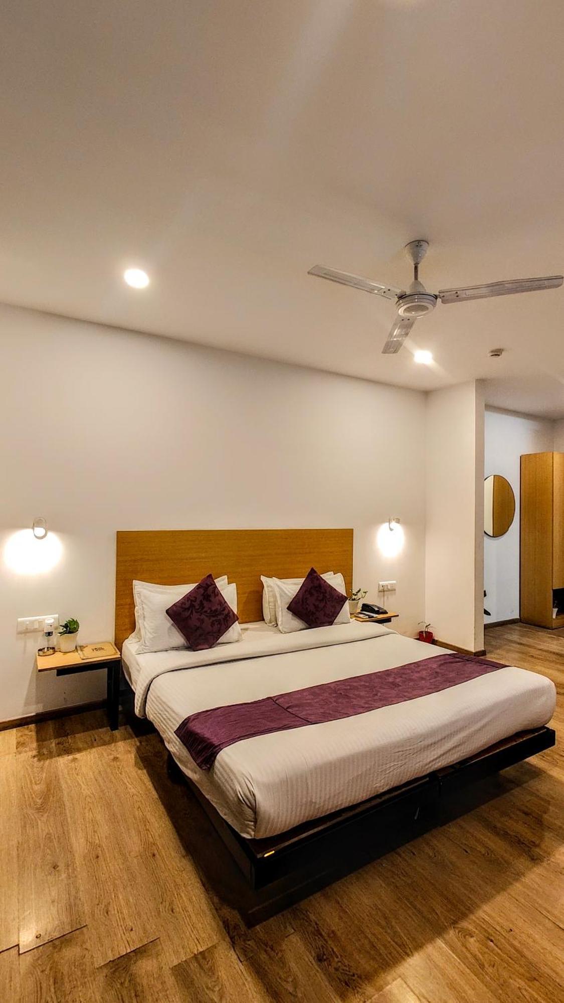 Hotel Mavens White Artemis Hospital Road Sector 52 Gurgaon Zewnętrze zdjęcie