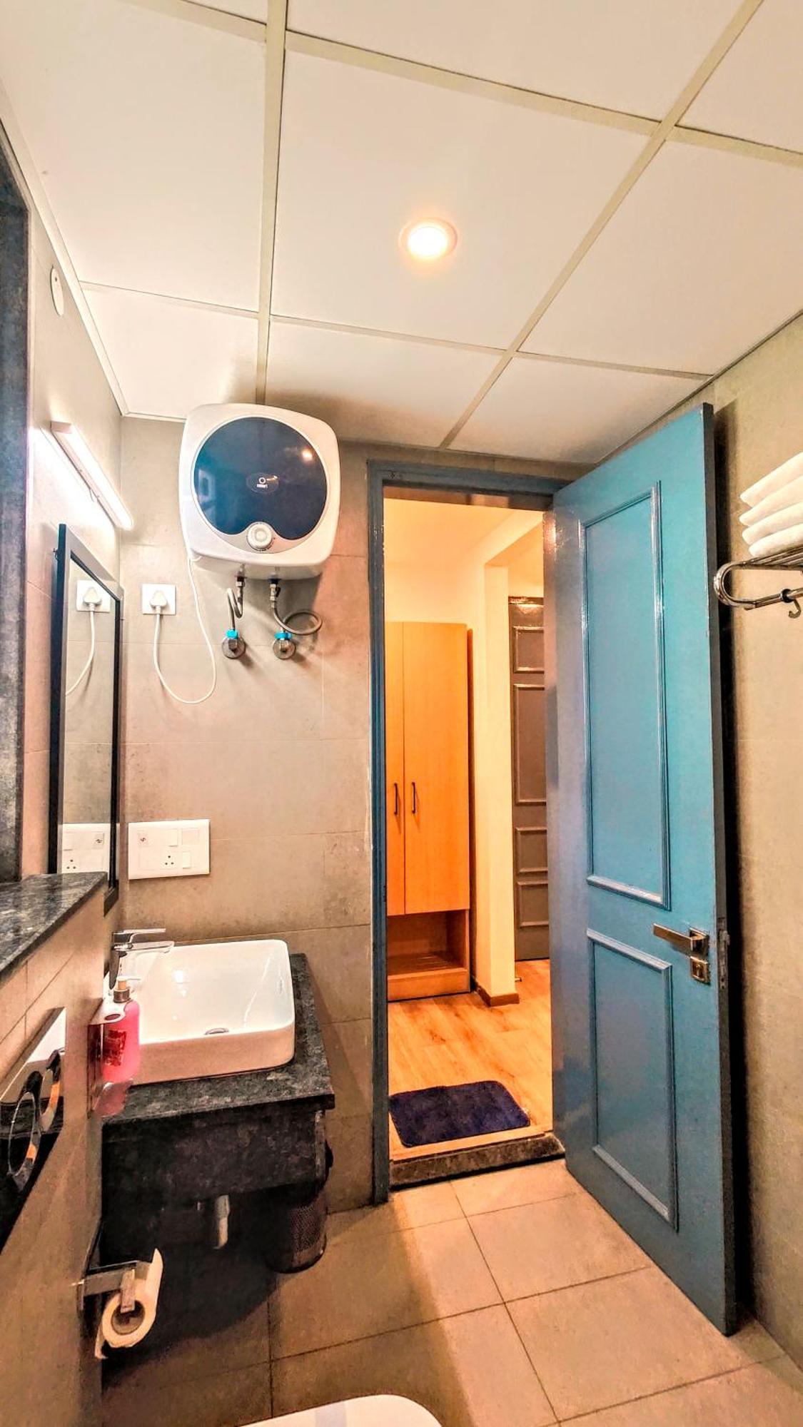 Hotel Mavens White Artemis Hospital Road Sector 52 Gurgaon Zewnętrze zdjęcie