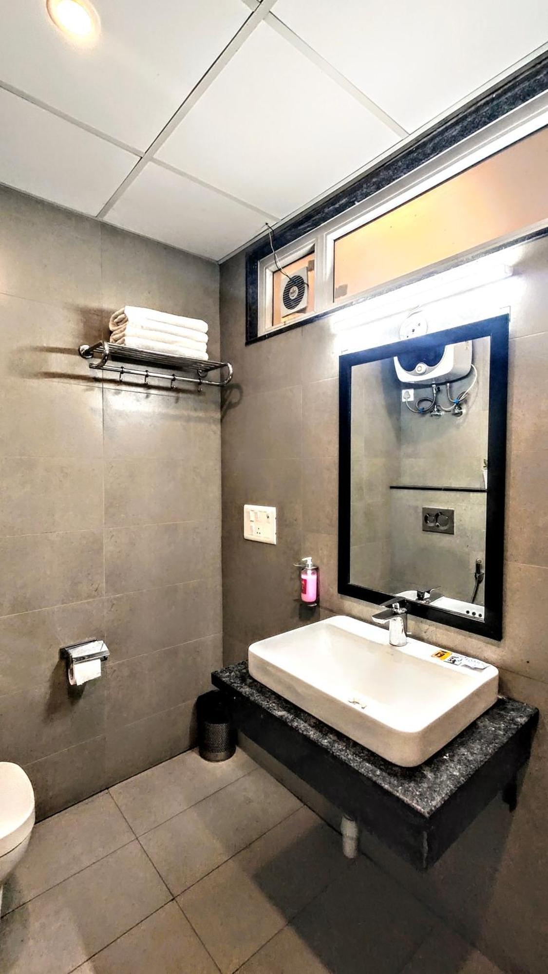 Hotel Mavens White Artemis Hospital Road Sector 52 Gurgaon Zewnętrze zdjęcie