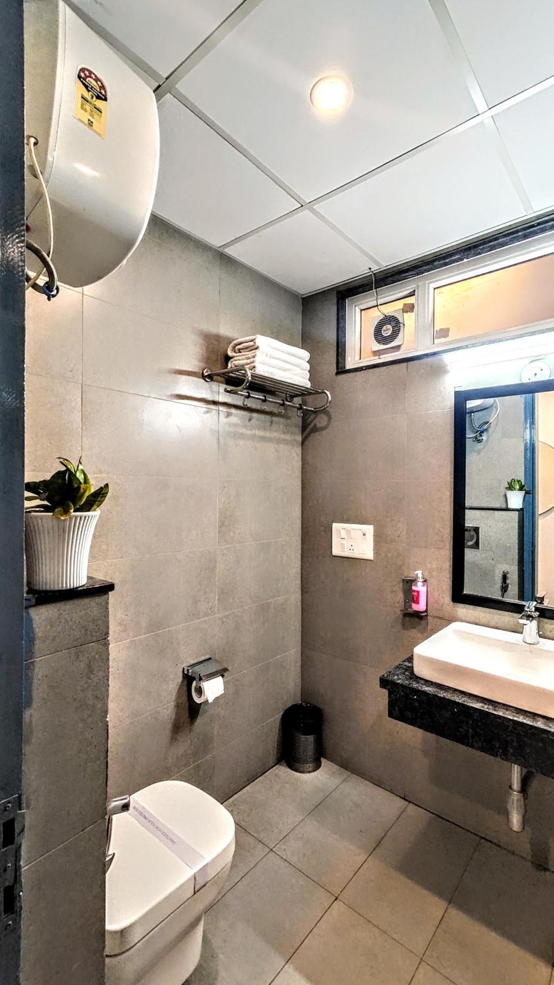 Hotel Mavens White Artemis Hospital Road Sector 52 Gurgaon Zewnętrze zdjęcie