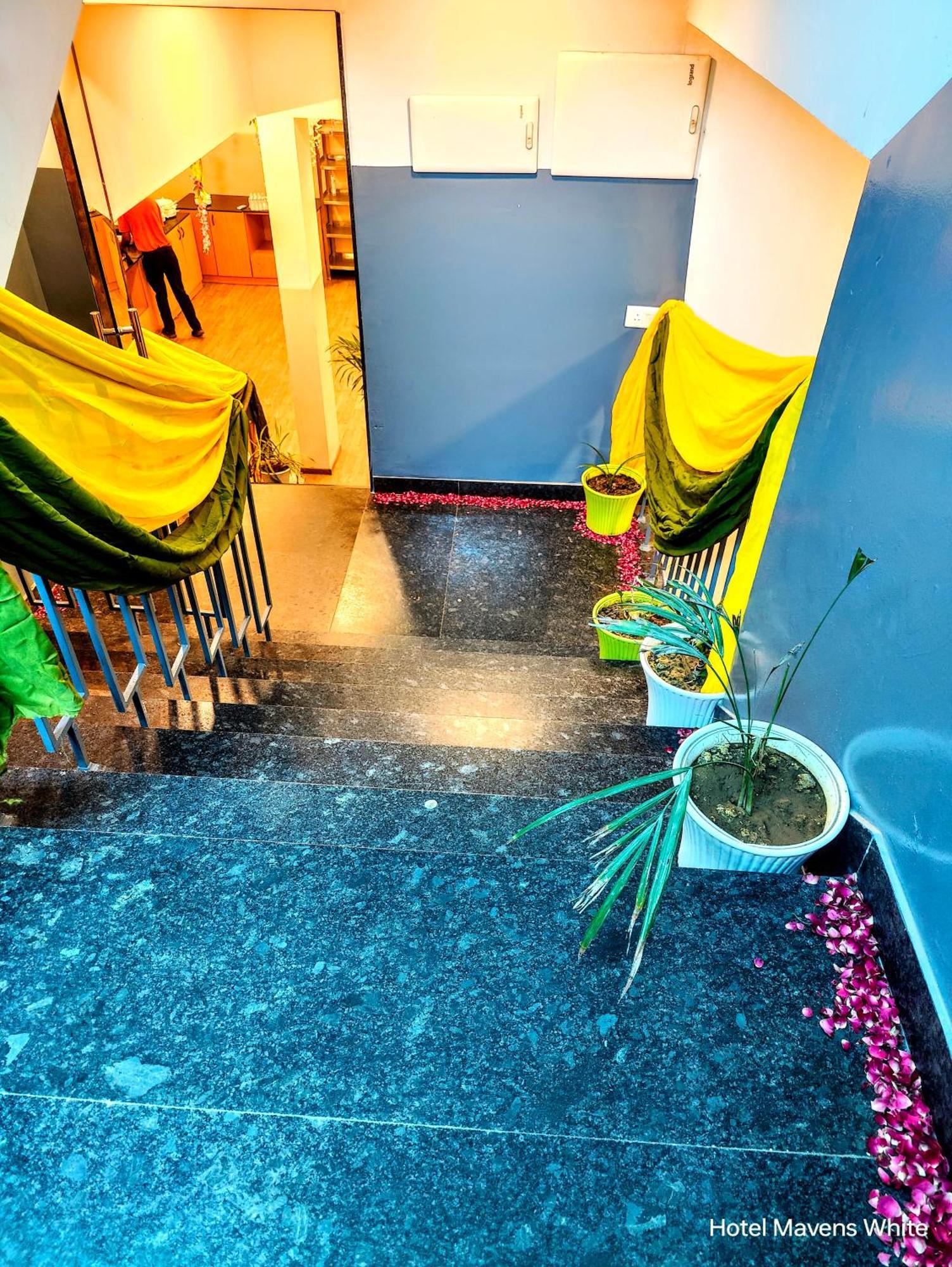 Hotel Mavens White Artemis Hospital Road Sector 52 Gurgaon Zewnętrze zdjęcie