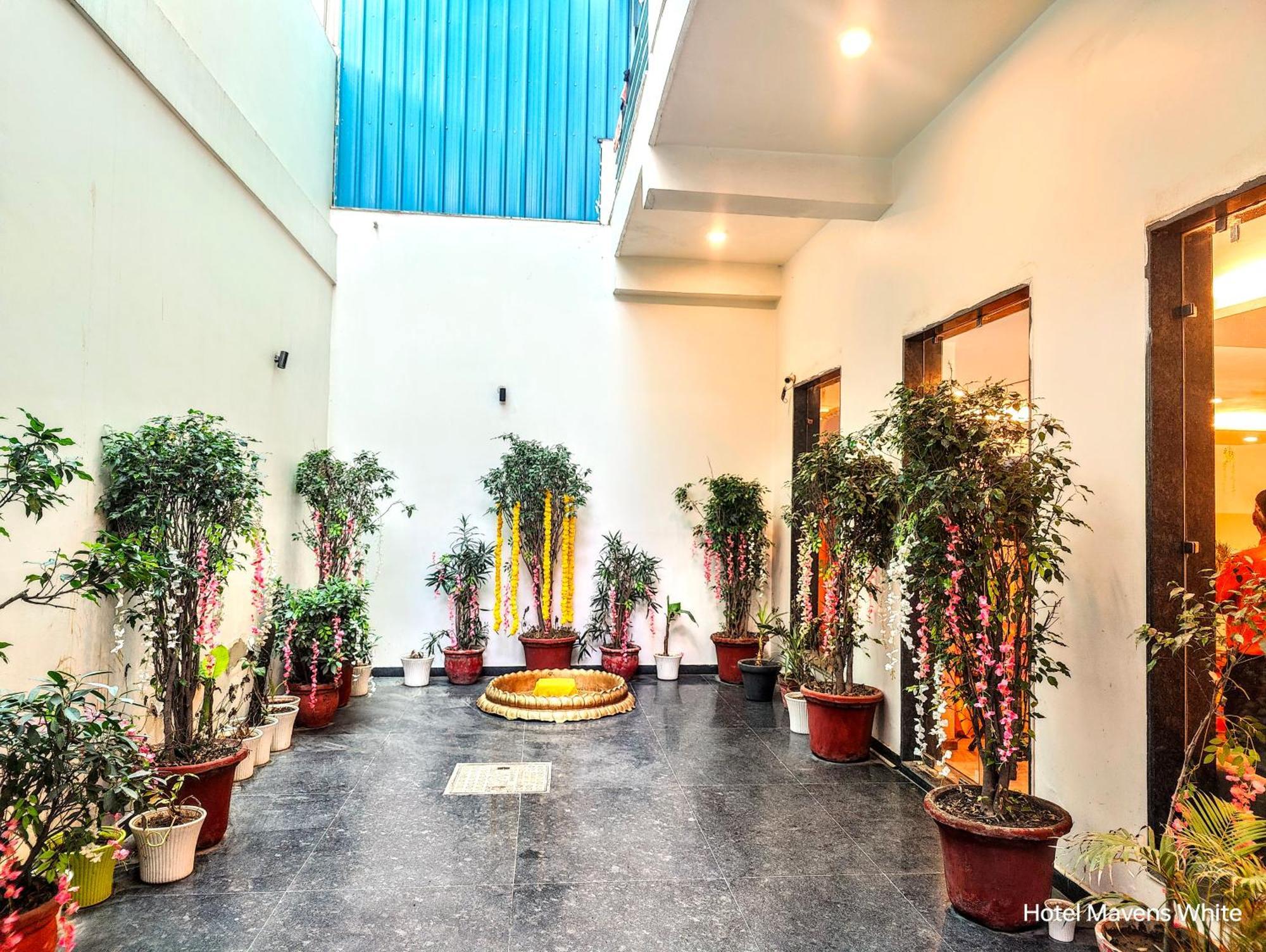 Hotel Mavens White Artemis Hospital Road Sector 52 Gurgaon Zewnętrze zdjęcie